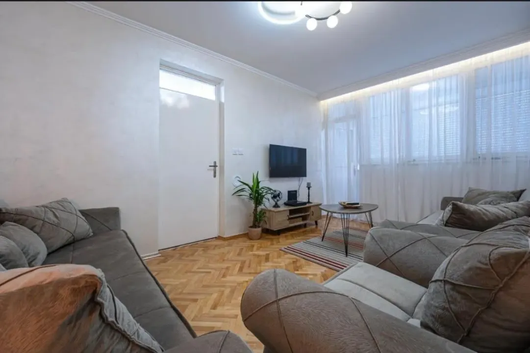 Izdavanje, dvosoban stan, 72m², Pejton, Podgorica