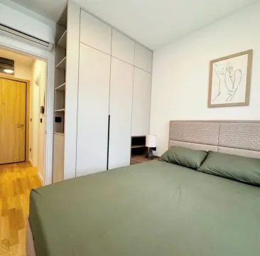 Modusna spavaća soba sa bračnim krevetom, zelenom posteljinom i ugradnim garderoberom. - image 4