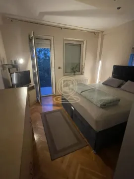 Furnished bedroom with a double bed and access to the terrace. - image 3