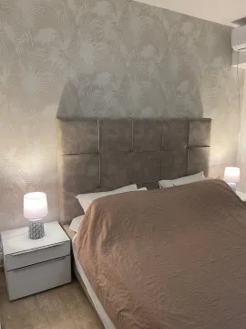 Furnished bedroom with a double bed and bedside lamps. - image 8