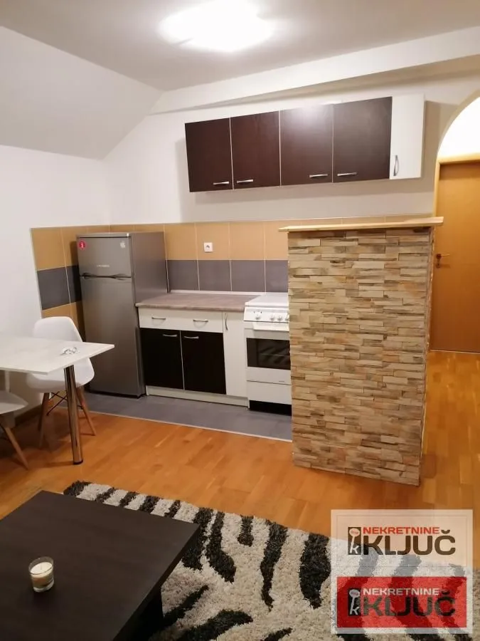Izdavanje, garsonjera, 27m², Bulevar Oslobodjenja, Novi Sad Sve Podlokacije