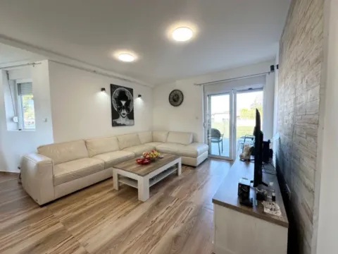 Izdavanje, kuća, 170m², Zagorič, Podgorica - image 6