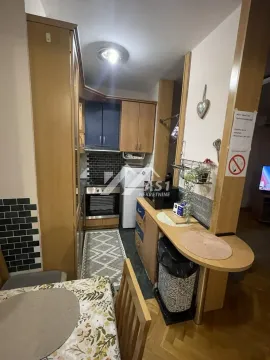 Manja kuhinja sa drvenim elementima i ugrađenim aparatima. - image 3