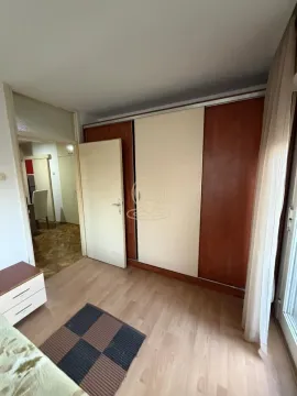 Spavaća soba sa velikim ugradnim garderoberom i laminatnim podom. - image 20