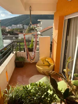 Namještena terasa sa visećom ležaljkom i pogledom na okolinu. - image 2
