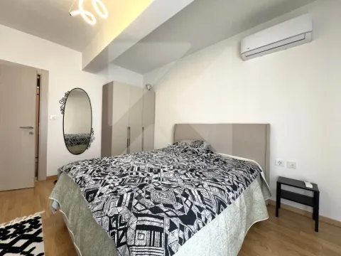 Namještena spavaća soba sa bračnim krevetom, garderoberom i klima uređajem. - image 7