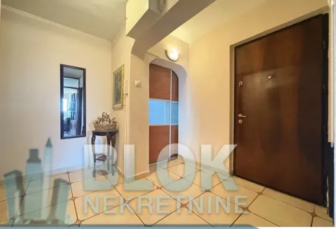 Prodaja, trosoban stan, 101m², Blok 5, Podgorica - image 2
