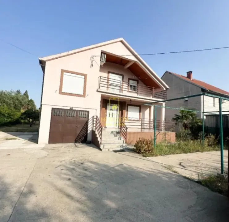 Prodaja, kuća, 200m², Tološi, Podgorica