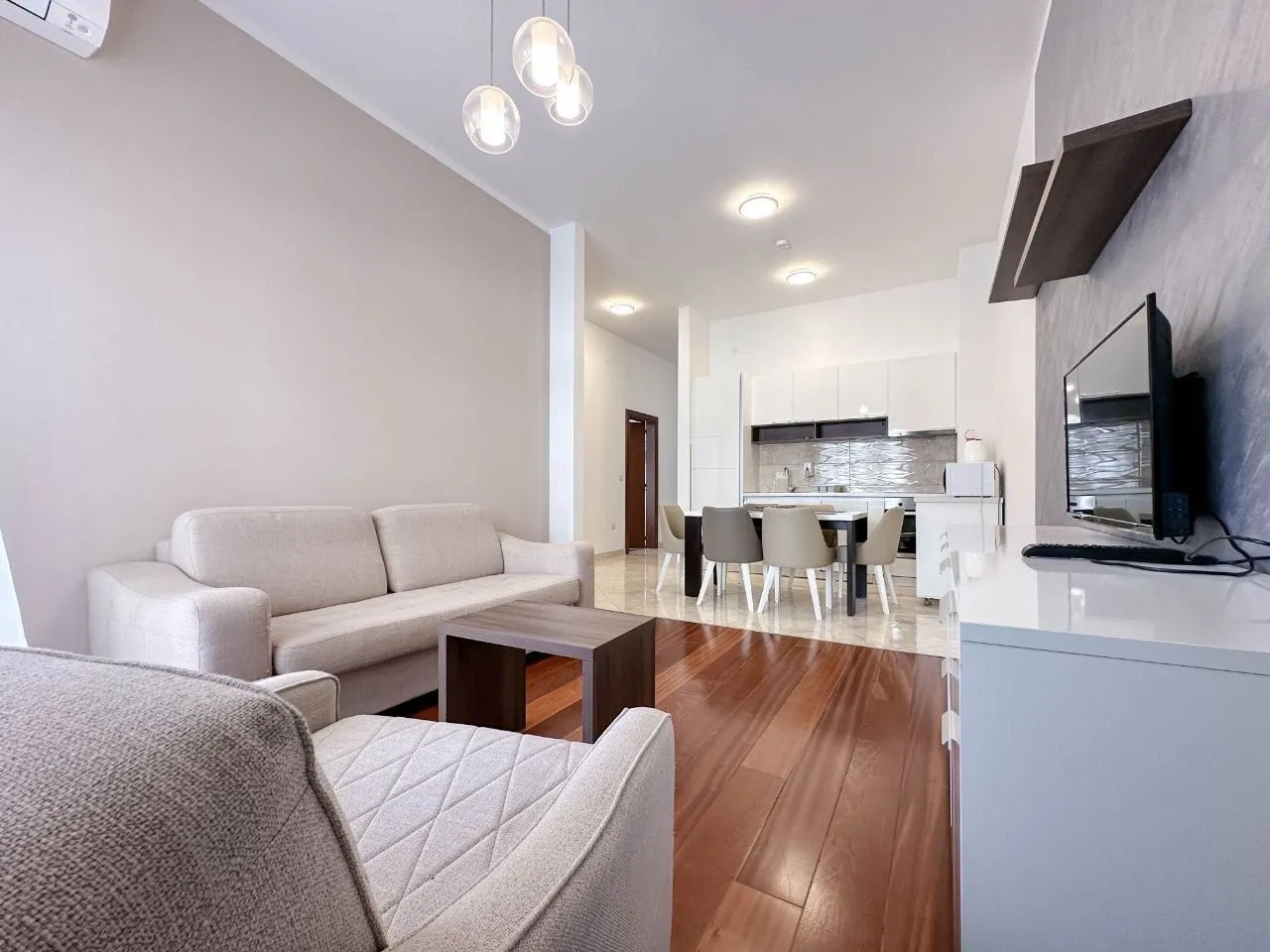 Izdavanje, trosoban stan, 100m², Bečići, Budva