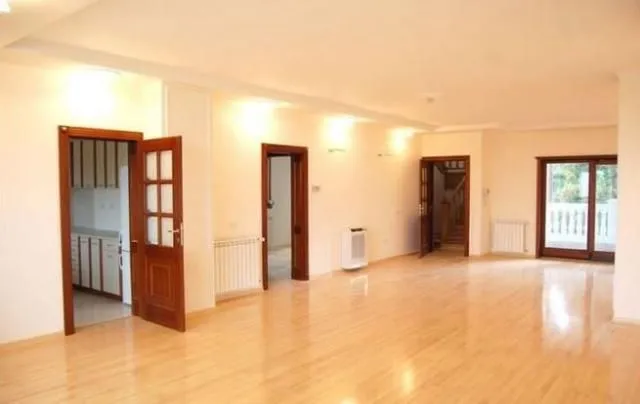 Izdavanje, četvorosoban stan, 200m², Savski Venac, Beograd