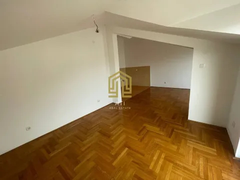Prazna prostorija sa parketom i prolazom ka drugoj sobi. - image 11
