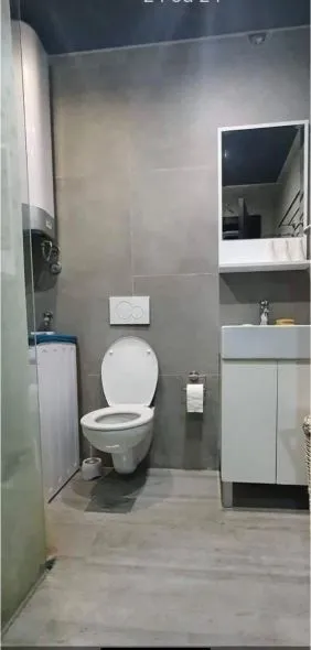 Moderne i uredno opremljeno kupatilo sa tuš kabinom.