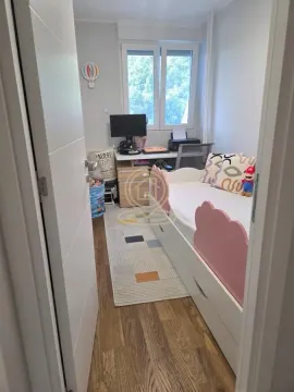 Dečja soba sa krevetom, radnim stolom i prozorom. - image 8