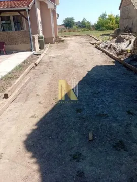 Dvorište kuće sa zemljanom površinom i pripremljenim stazama. - image 5