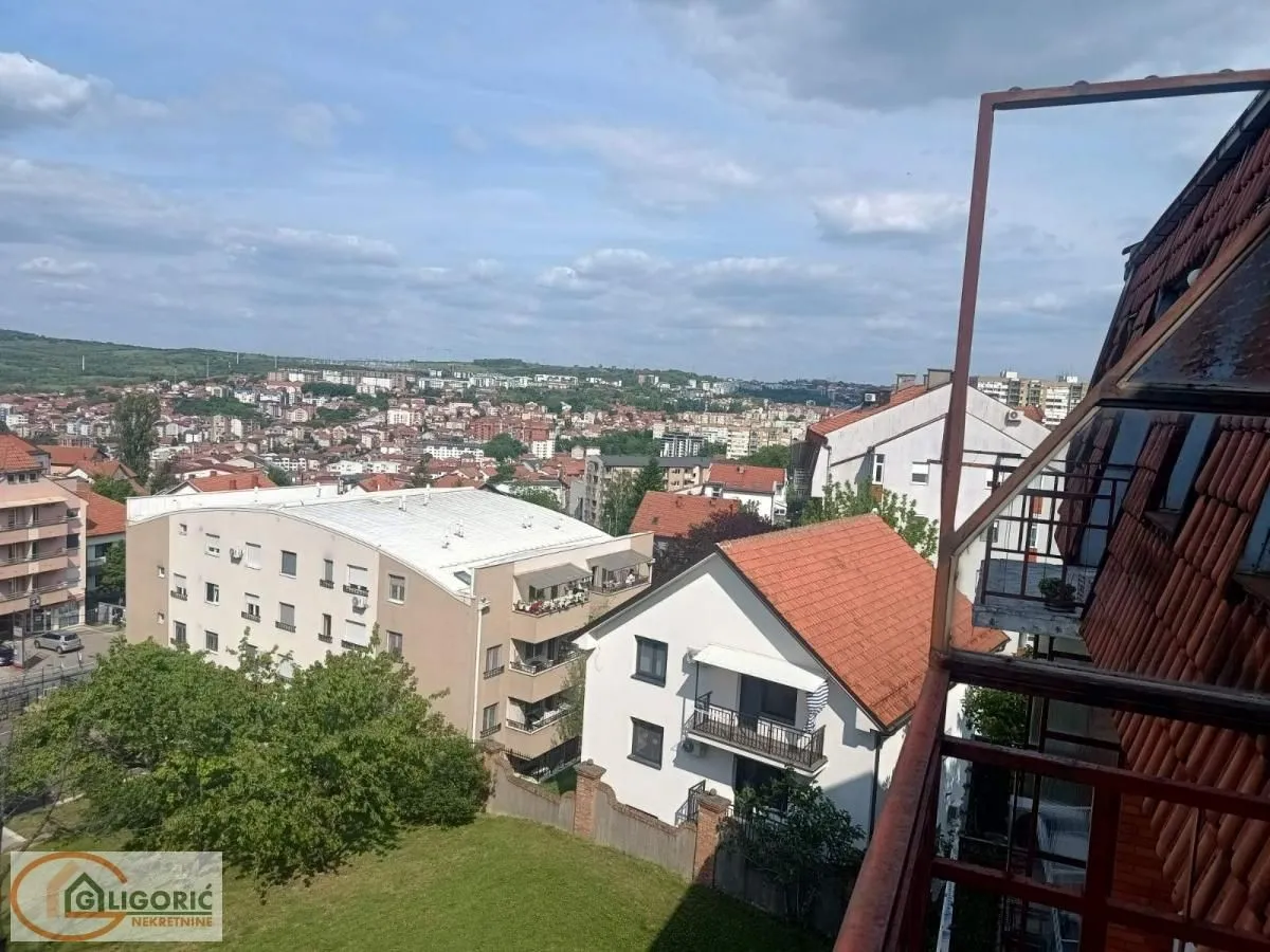Pogled na grad i okolne zgrade sa terase.