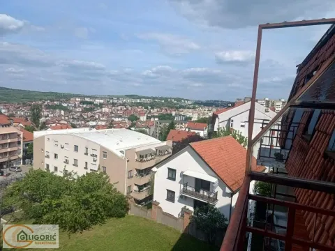 Pogled na grad i okolne zgrade sa terase. - image 13