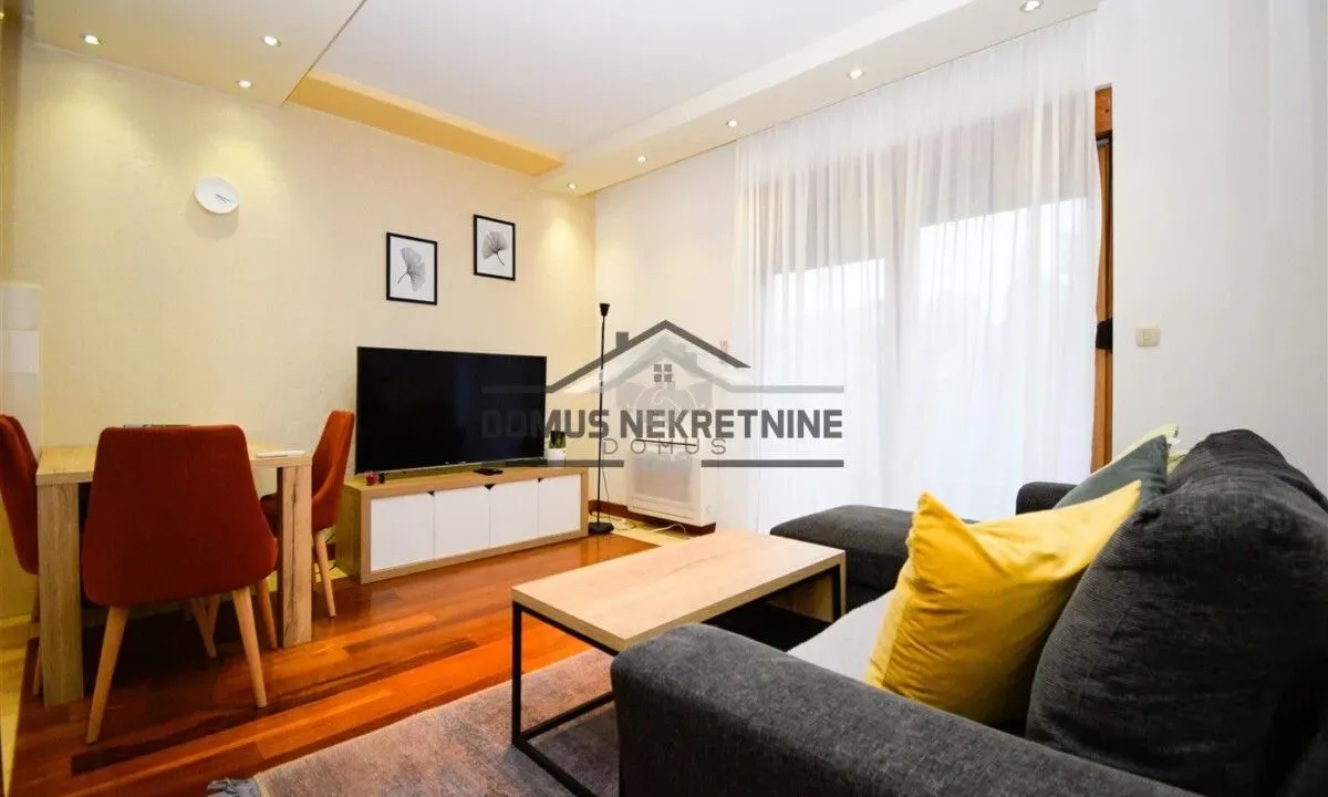 Izdavanje, dvosoban stan, 68m², Centar, Podgorica