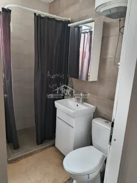 Manje kupatilo sa tuš kabinom, umivaonikom i wc šoljom. - image 11