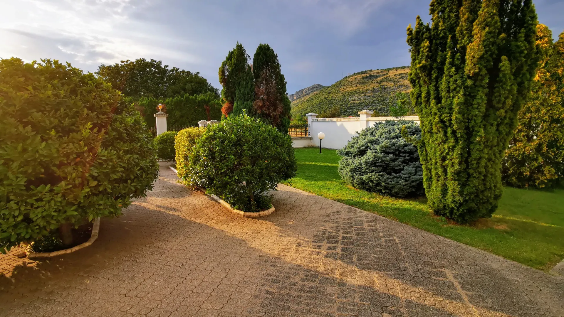 Sale, house, 308m², Tološi, Podgorica