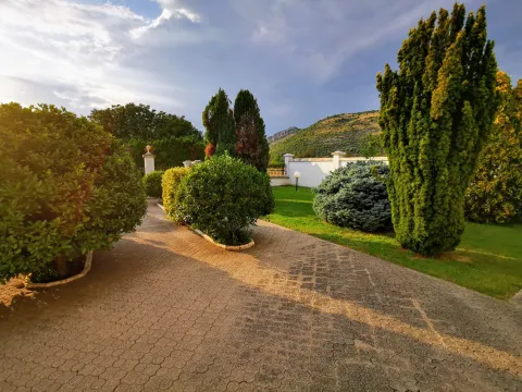 Prodaja, kuća, 308m², Tološi, Podgorica - image 25