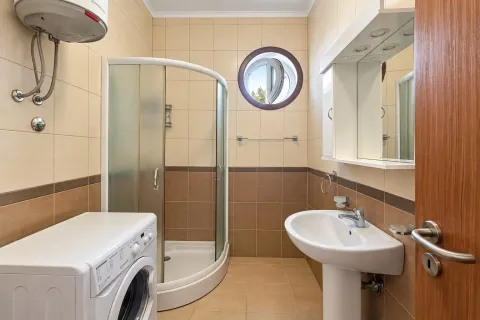 Manje kupatilo sa tuš kabinom, umivaonikom i veš mašinom. - image 4