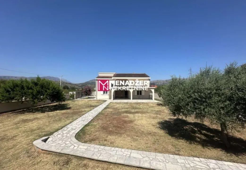 Izdavanje, kuća, 230m², Zagorič, Podgorica