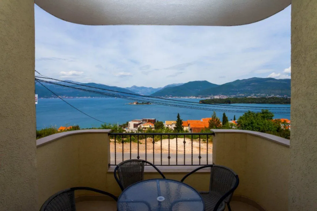 Izdavanje, dvosoban stan, 55m², Radovići, Tivat