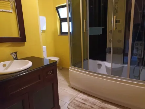 Izdavanje, dvosoban stan, 65m², Dobrota, Kotor - image 10