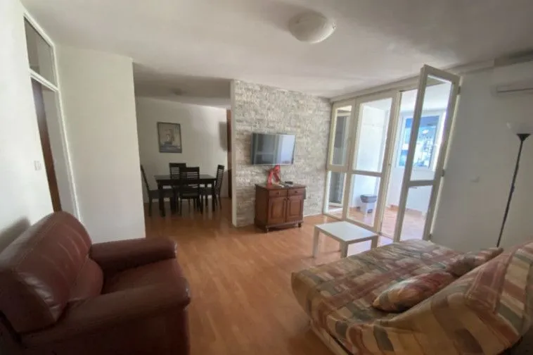 Izdavanje, dvosoban stan, 77m², Centar, Bar
