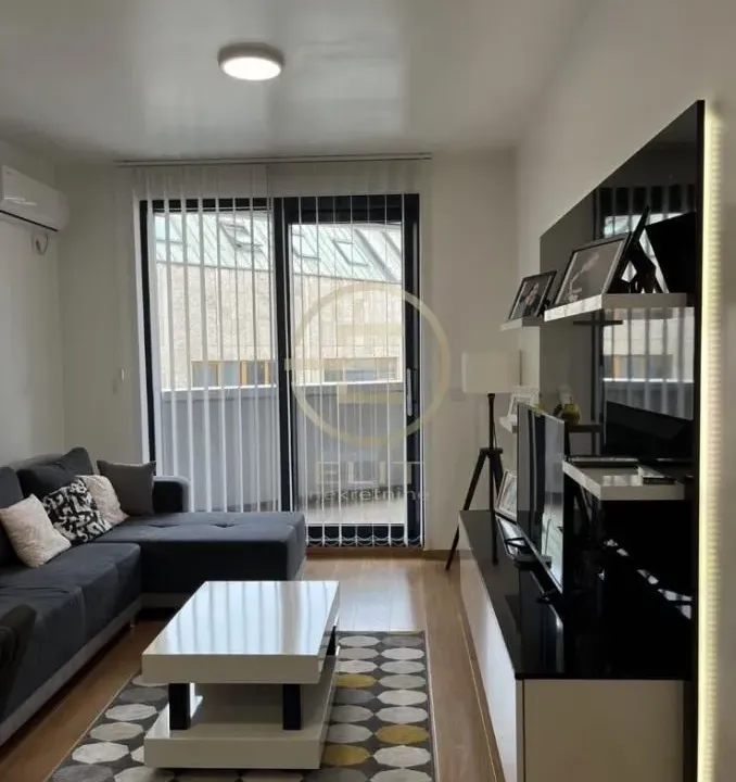 Izdavanje, dvosoban stan, 56m², Centar, Novi Sad