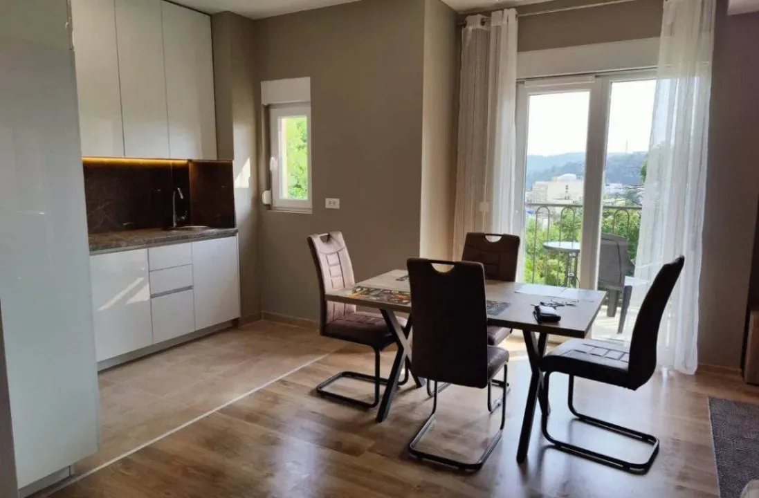 Izdavanje, dvosoban stan, 75m², Bečići, Budva