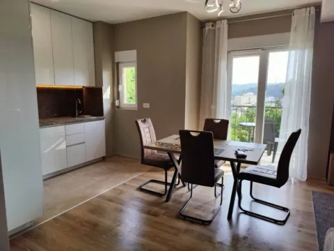 Izdavanje, dvosoban stan, 75m², Bečići, Budva