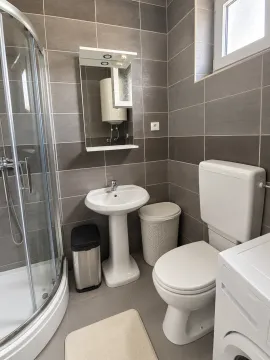 Moderno opremljeno kupatilo sa tuš kabinom, umivaonikom i toaletom. - image 6