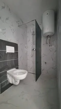 Novoopremljeno kupatilo sa tuš kabinom i bojlerom. - image 7