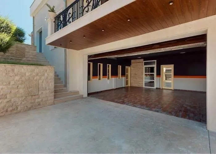 Izdavanje, kuća, 400m², Centar, Tivat