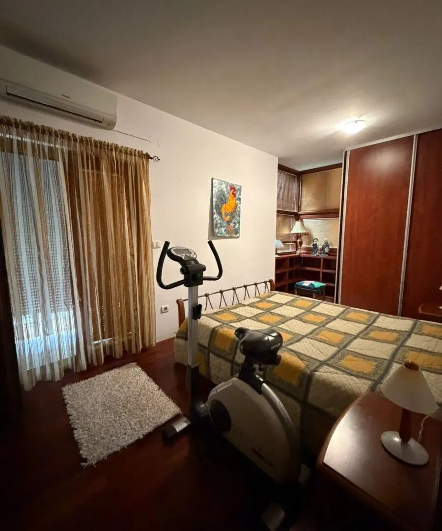 Izdavanje, trosoban stan, 100m², Gorica C, Podgorica