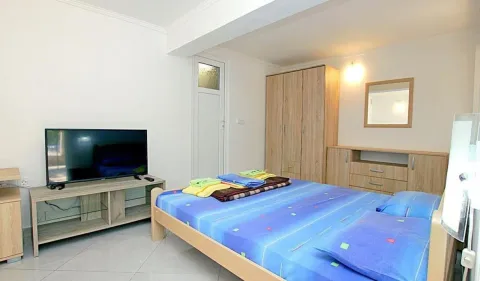 Namještena spavaća soba sa bračnim krevetom, ormarom i televizorom. - image 31