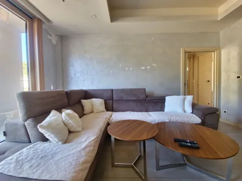 Dnevna soba sa velikom ugaonom garniturom i drvenim stočićem. - image 3