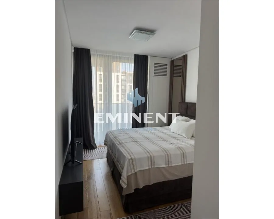 Furnished bedroom with a double bed, TV, and access to the terrace.