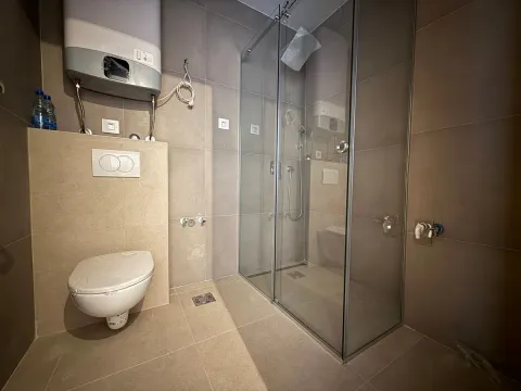 Novoopremljeno kupatilo sa tuš kabinom i ugradnom šoljom. - image 13