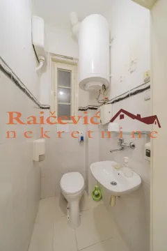 Manje kupatilo sa sanitarijama, umivaonikom i bojlerom na zidu. - image 16