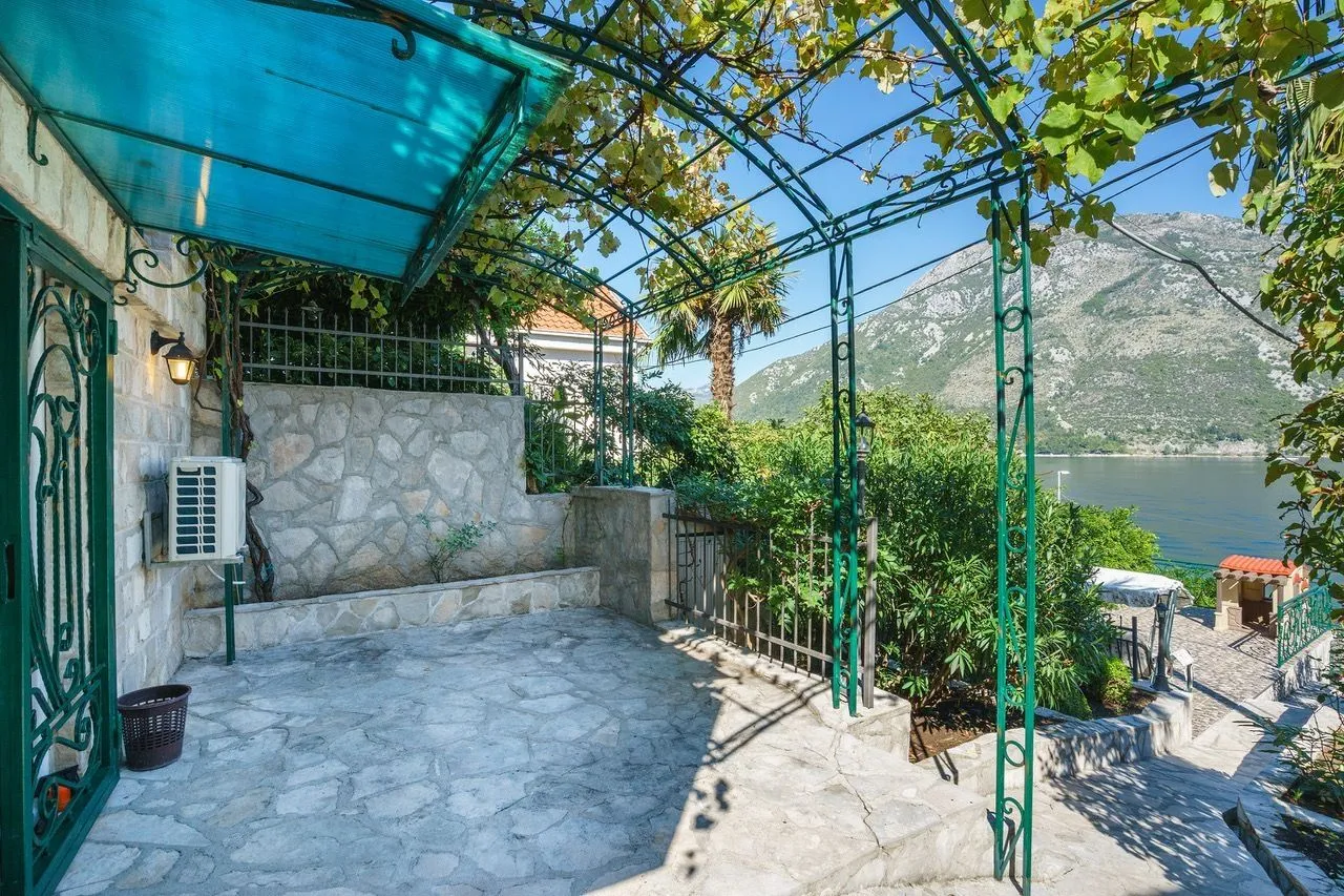 Sale, house, 300m², Stoliv, Kotor