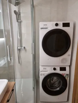 Moderno opremljeno kupatilo sa tuš kabinom i veš mašinom. - image 9