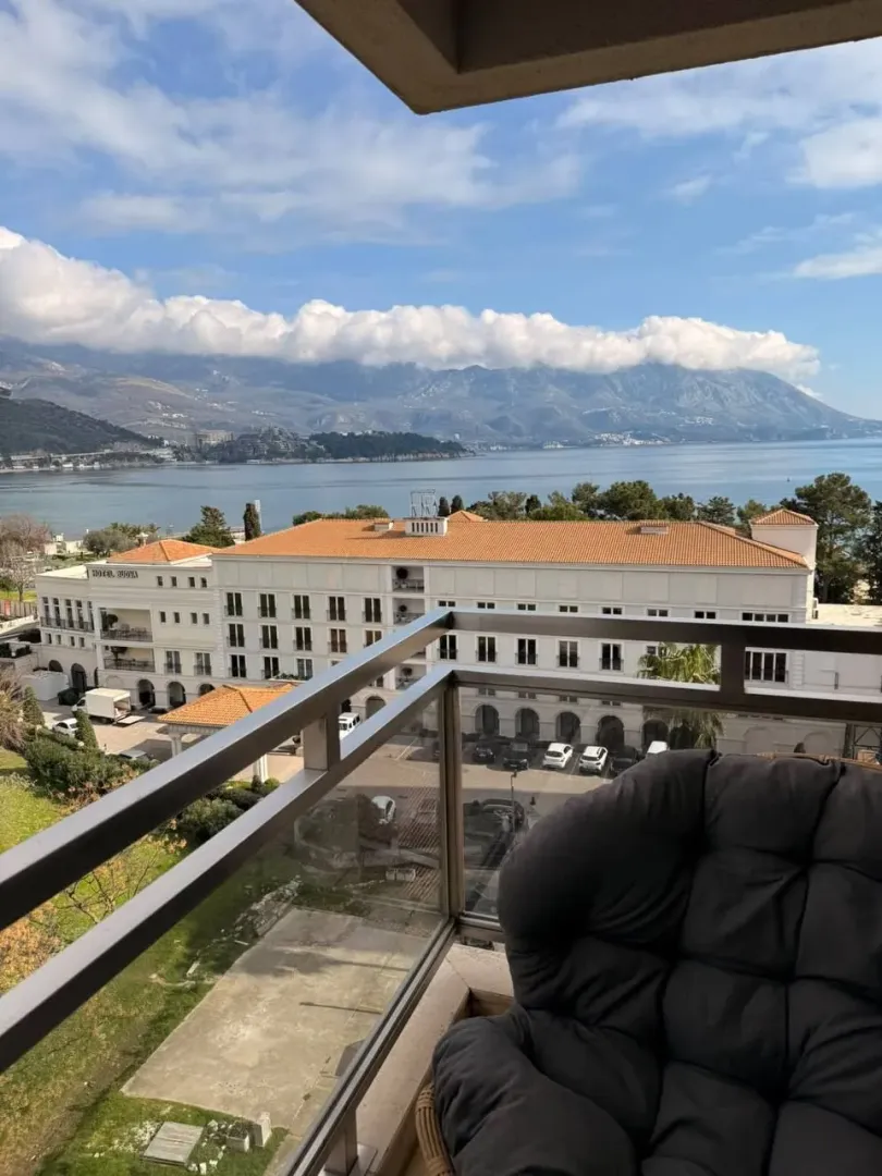Pogled sa terase na more i planine.