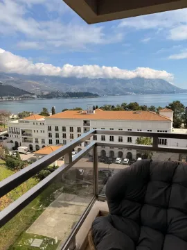 Pogled sa terase na more i planine. - image 11