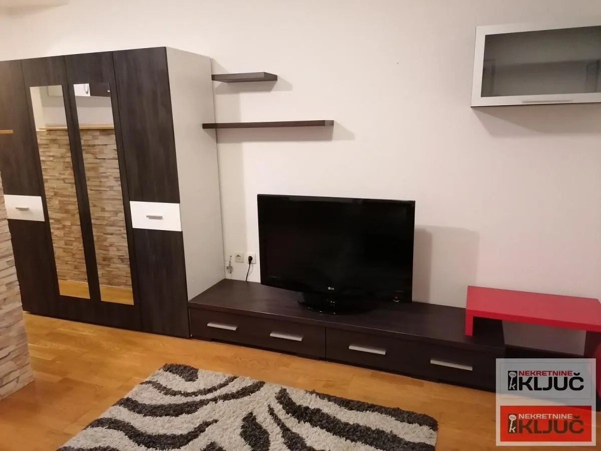 Izdavanje, garsonjera, 27m², Bulevar Oslobodjenja, Novi Sad Sve Podlokacije