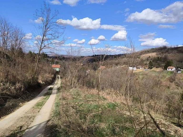 Seoski pejzaž sa zemljanim putem i okolnim kućama.