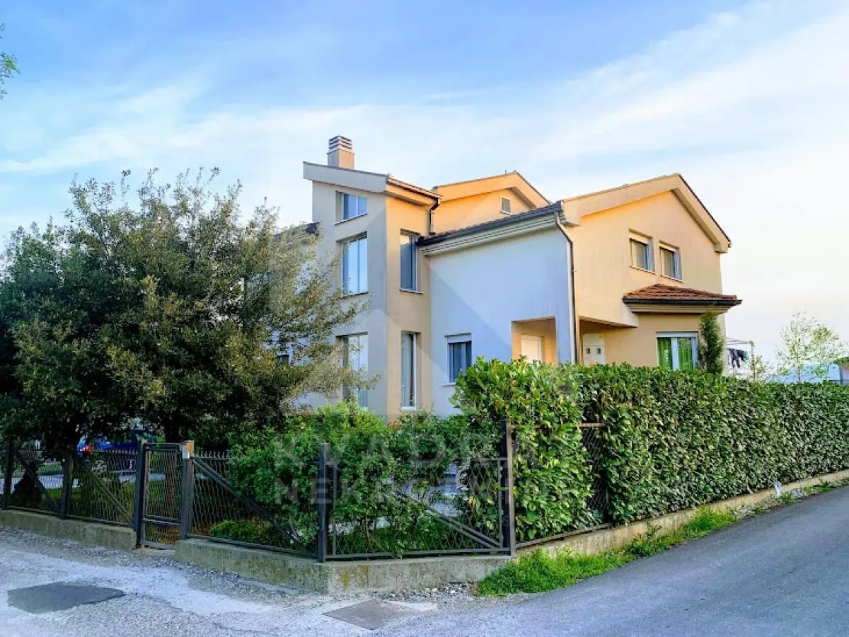 Izdavanje, kuća, 240m², Donja Gorica, Podgorica