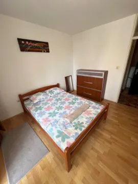 Namještena spavaća soba sa bračnim krevetom i komodom. - image 6