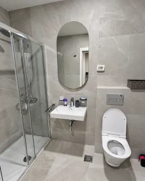 Moderno opremljeno kupatilo sa tuš kabinom, umivaonikom i toaletom. - image 5